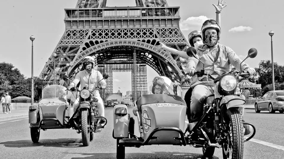 Balde sidecar photo en noir et blanc devant la tour Eiffel.