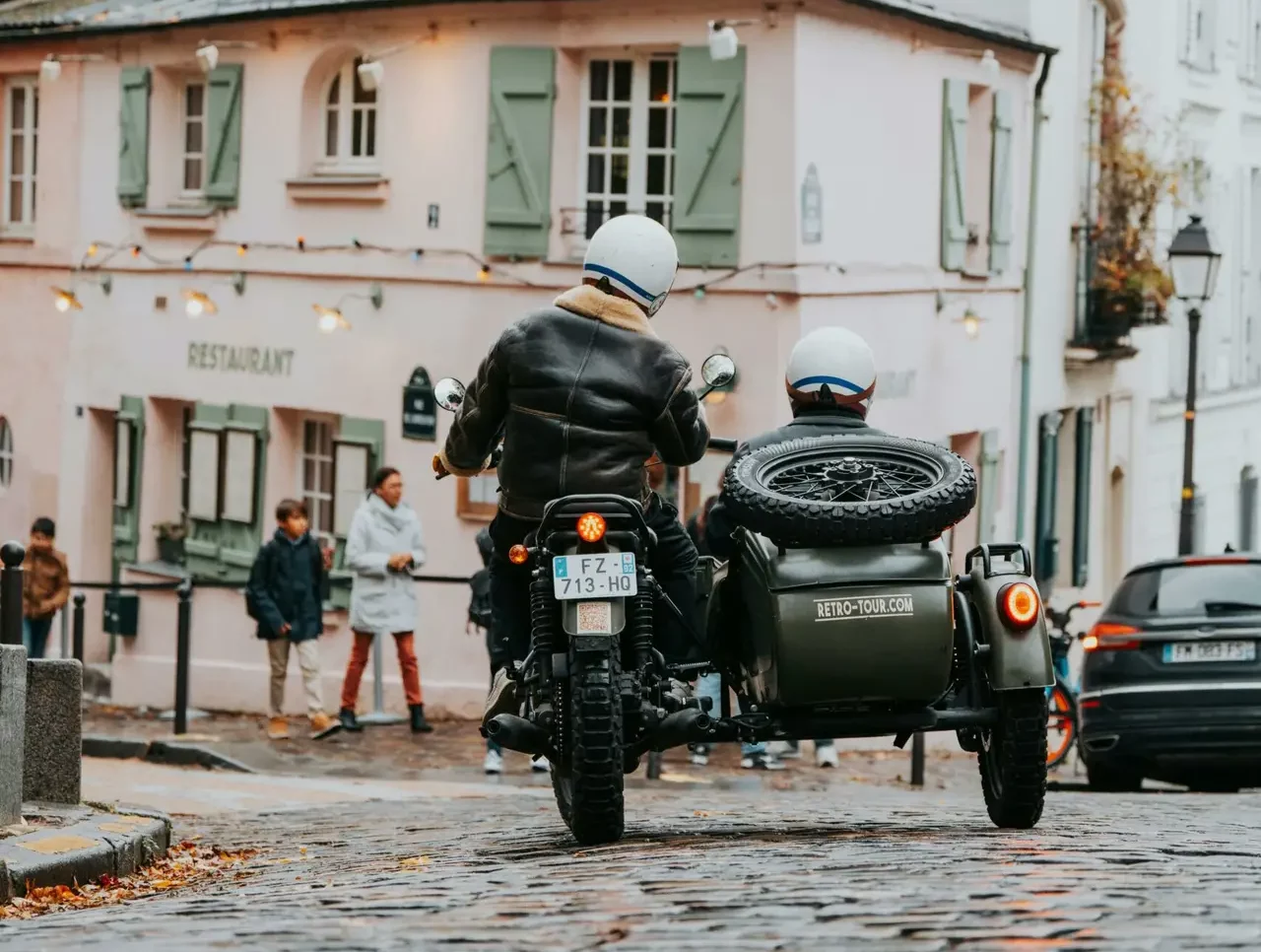 Balade sidecar dans paris : Photo d'un sidecar dans un quartier parisien lors d'une balade en journée