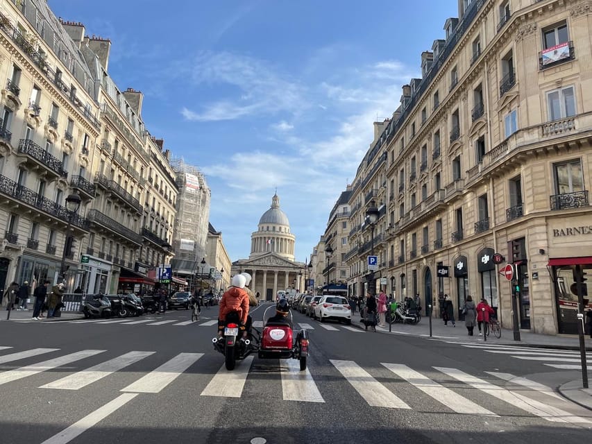 Balade en sidecar dans paris, photo prise devant le Panthéon.