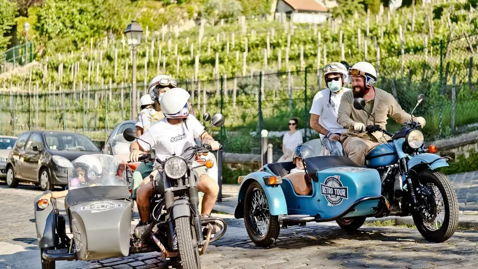 Balade sidecar dans paris. Duo de sidecar dans les rues de paris lors d'une balade en journée