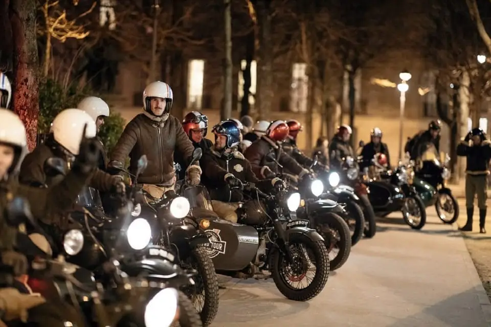 Balde sidecar de nuit dans Paris. Rangée de sidecar prêt à décoller pour la balade.