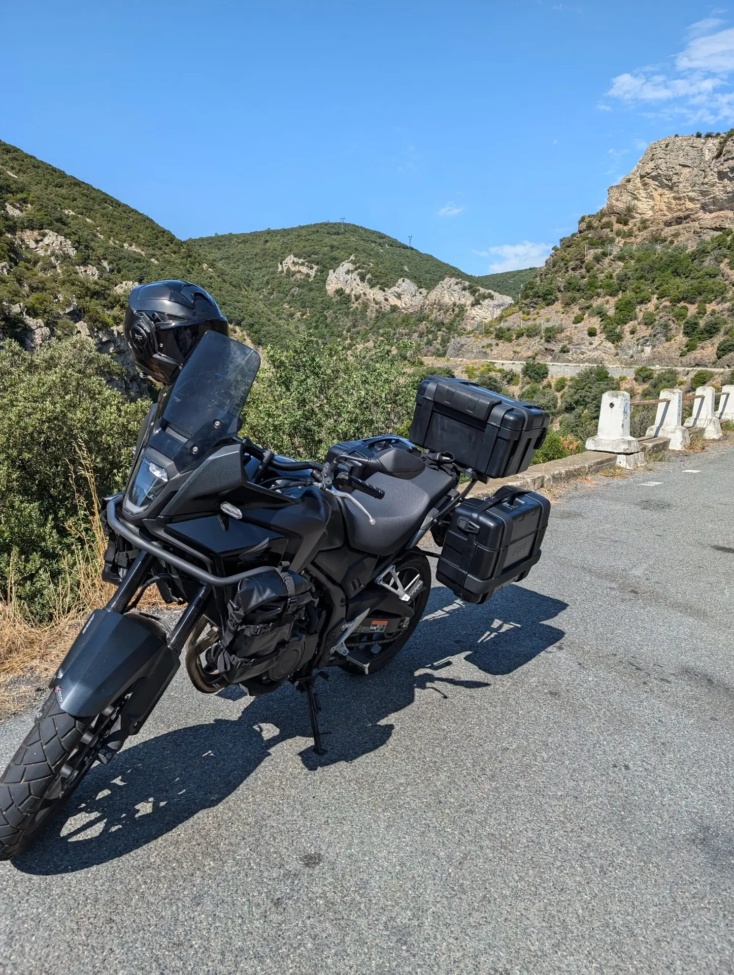 Photo d'une honda Nx500 lors d'un road trip en Lacaunie sur le bord de la route