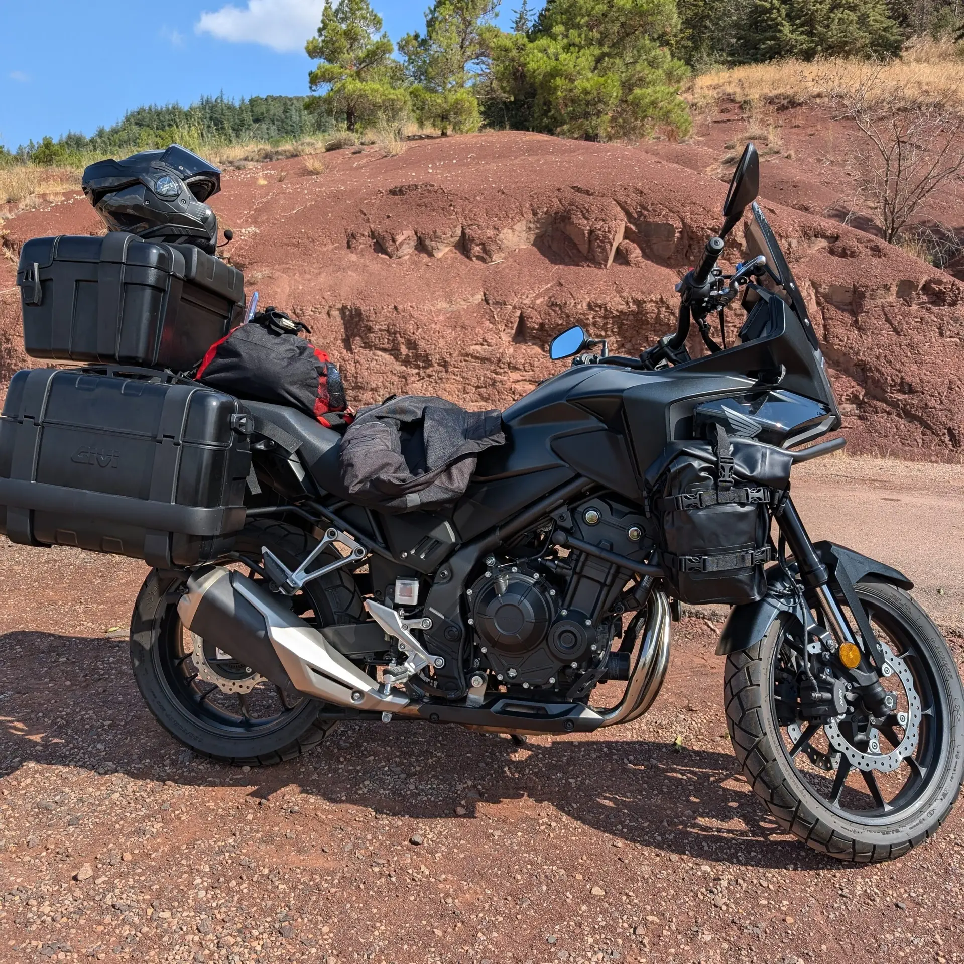 Photo d'une Honda Nx500 lors d'un road trip dans l'Hérault au bord du lac du Salagou