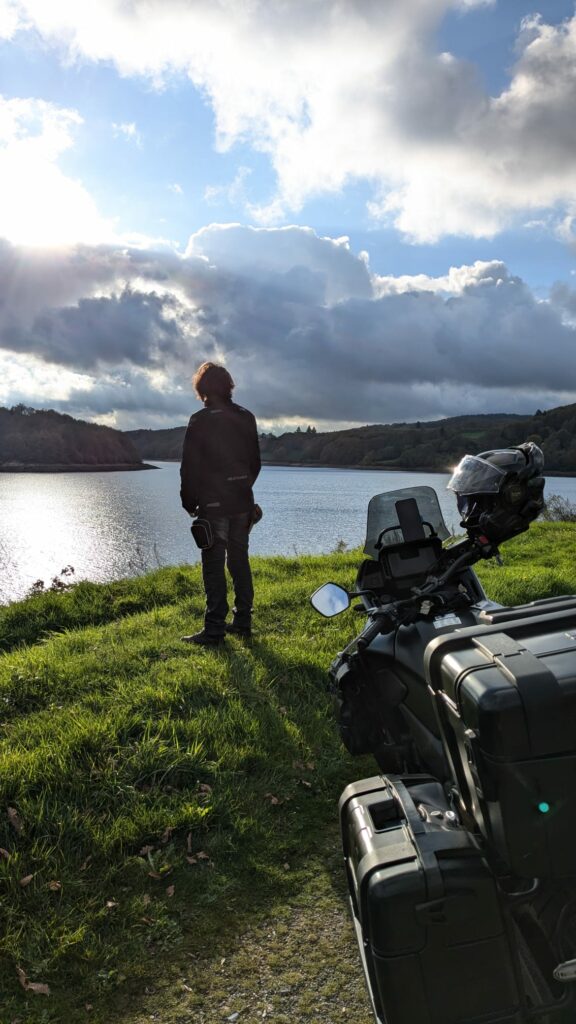 Photo d'une moto sur un panorama au lac des Laouzas dans le cadre d'un road trip moto